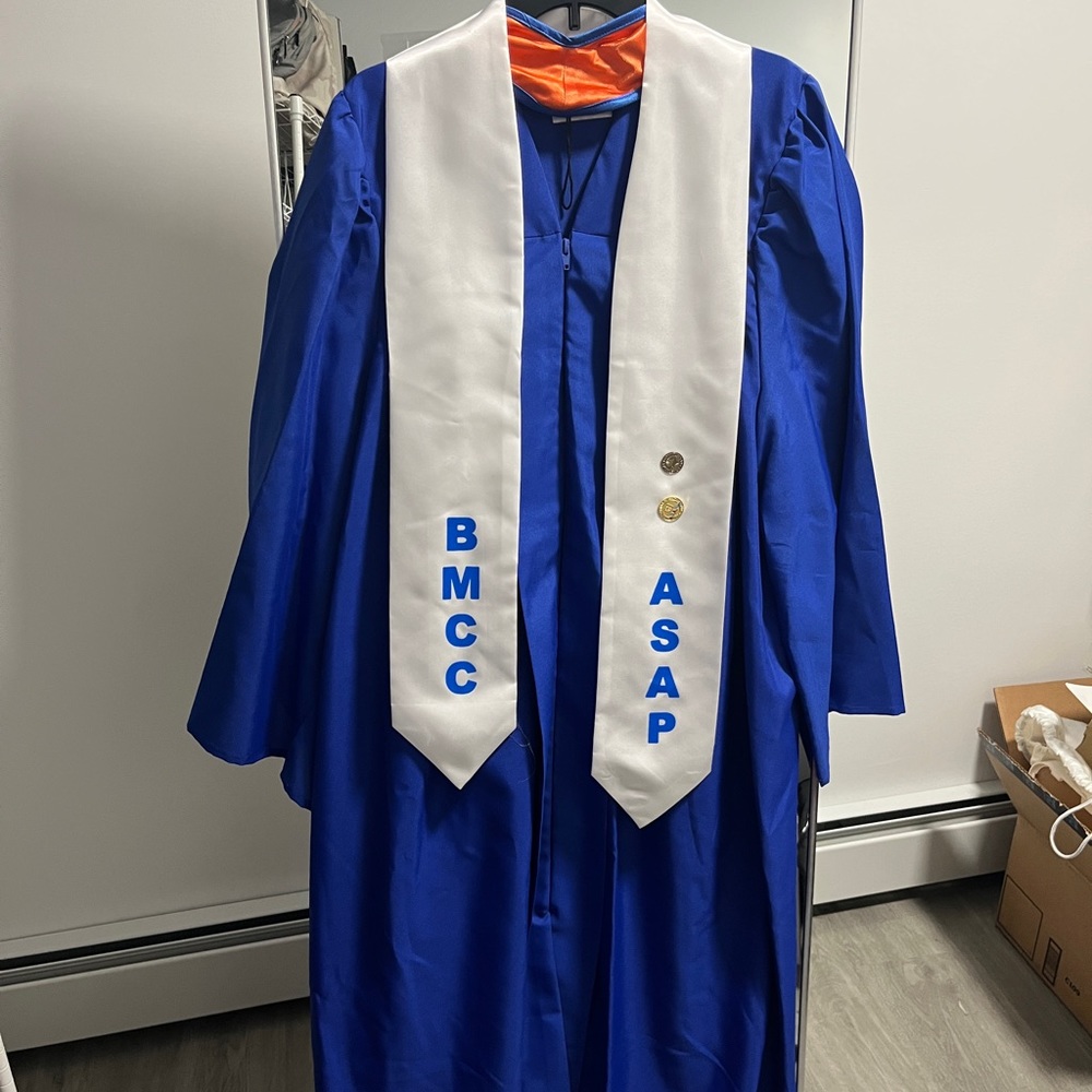 Graduation gown, no cap - Picture 2 of 2